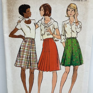 Puede incluir: Un patrón de costura vintage para tres faldas diferentes. El patrón es para una falda a cuadros, una falda plisada roja y una falda floral verde. El patrón es de Butterick y es el número 3556. El patrón es para una cintura de 25 pulgadas.