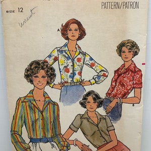 Puede incluir: Patrón de costura vintage para una blusa de mujer. El patrón es para una blusa de manga larga, cuello y cierre de botones en la parte delantera. El patrón es de Butterick y es de talla 12. El patrón es para una blusa con estampado floral, estampado a rayas y color sólido.