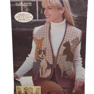 Puede incluir: Un patrón de costura Butterick vintage que muestra a una mujer con un chaleco con temática de gatos. El patrón incluye el texto "5289" y "Shirley Stevenson Designs". El chaleco tiene un patrón de cuadrícula con aplicaciones de gatos.