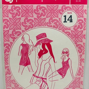 Puede incluir: Un patrón de costura vintage para un vestido, con tres mujeres en diferentes estilos. El patrón es de Patterns Pacifica y es talla 14. El patrón está impreso en papel rosa con un diseño floral.