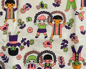以下が含まれることがあります： 白い生地に、手をつないでいる子供と花が繰り返し描かれたパターンがあります。子供たちはカラフルな服を着ていて、黒い髪をしています。花はピンク、緑、紫です。