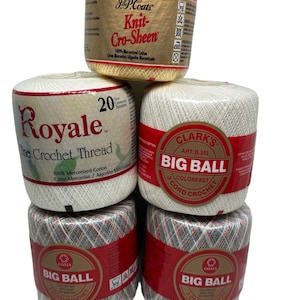 Può includere: Una collezione di sei gomitoli di lana in vari colori e motivi. I gomitoli di lana sono etichettati con i marchi "J&P. Coats", "Royale" e "Clark's". I gomitoli di lana sono per lavorare a maglia e all'uncinetto.
