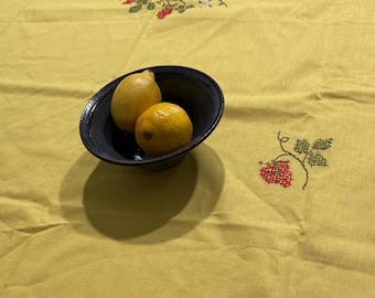 Stary lniany obrus w kolorze cytrynowożółtym, 49 x 66 cali, z haftem, lata 70.