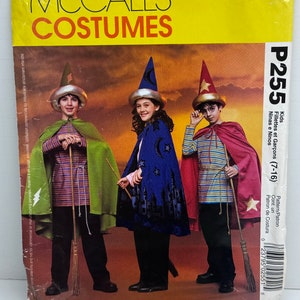 Pode incluir: Padrão de fantasias McCall's Costumes P255 para fantasias de mago para crianças. O padrão inclui instruções para fazer três fantasias diferentes: uma fantasia de mago verde, uma fantasia de mago azul e uma fantasia de mago vermelho. O padrão é para os tamanhos 7-16.
