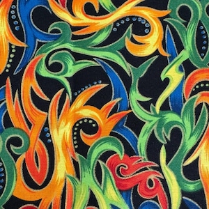 Puede incluir: Un vibrante patrón de tela con un diseño repetitivo de formas estilizadas en forma de llama en tonos de naranja, amarillo, verde, azul y rojo sobre un fondo negro. El diseño tiene un aspecto fluido y orgánico.