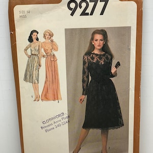 Puede incluir: Patrón de costura Simplicity número 9277 para un vestido. El patrón incluye tres estilos de vestidos diferentes. El primer vestido es un vestido largo y fluido con un corpiño de encaje. El segundo vestido es un vestido más corto y ajustado con un corpiño de encaje. El tercer vestido es un vestido sencillo y sin mangas con un escote redondo.
