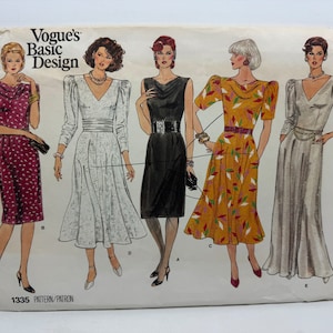 Op de afbeelding: Een vintage naaipatroon voor vijf verschillende jurken. Het patroon is van Vogue's Basic Design en is voor maat 1335. De jurken zijn in verschillende kleuren en stijlen, waaronder een zwarte jurk, een witte jurk, een rode jurk, een gele jurk en een grijze jurk.