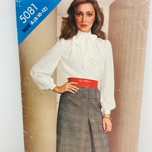 Butterick 5081 Patrón de costura para blusa de cuello alto y falda recta para señoritas, pliegues invertidos, sin cortar, tallas 8, 10 y 12