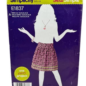 Könnte beinhalten: Simplicity Schnittmuster E1837, mit einer Silhouette eines Rockdesigns. Die Größen sind 7, 8, 10, 12, 14 und 16. Das Cover ist hauptsächlich lila mit grünen und gelben Akzenten, und der Text "Sew Simple" ist sichtbar.
