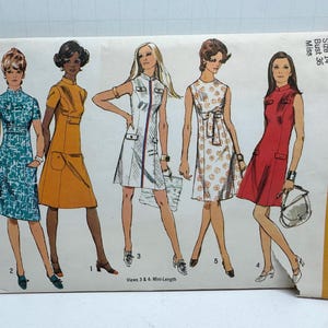 Puede incluir: Patrón de costura Simplicity 9148 vintage con cinco diseños de vestidos mini. La ilustración muestra vestidos en varios colores, incluyendo verde azulado, amarillo, blanco y rojo. El patrón es talla 14, contorno de busto 91 cm.