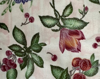 Tela de algodón con flores de color rosa pálido, flores moradas y burdeos, bayas y ciruelas, estilo cottagecore, estilo shabby chic, CG Fabrics, una yarda, QSQ