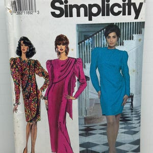 Pode incluir: Padrão de costura Simplicity número 7573 para os tamanhos 14-18. O padrão inclui três designs de vestidos diferentes: um vestido de estampa floral, um vestido rosa com decote drapeado e um vestido turquesa com ombros bufantes.