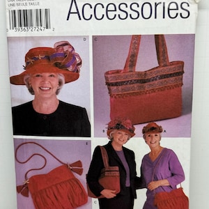 以下が含まれることがあります： Simplicityアクセサリーのパターンで、帽子とバッグが特徴です。パターンには、大きなリボンが付いたつば広の帽子、装飾的なトリムが付いたトートバッグ、タッセル付きの小さなハンドバッグが含まれています。パターンには「5242」と「One Size」と記載されています。