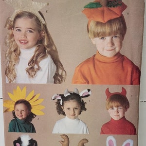 Könnte beinhalten: Ein Schnittmuster für acht verschiedene Halloween-Kostüme für Kinder. Das Muster beinhaltet ein Kürbis-, Teufel-, Kuh-, Rentier-, Hasen-, Sonnenblumen-, Stern- und Waschbärkostüm. Das Muster ist von Butterick und ist in Größe eins.