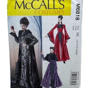 Puede incluir: Patrón de disfraces McCall's M6818. El paquete presenta ilustraciones de tres diseños de disfraces. Los disfraces incluyen abrigos largos y vestidos en negro, rojo y morado. La talla es D5, para tallas 12-14-16-18-20.
