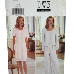 Op de afbeelding: Een naaipatroon voor een witte jurk en broek. Het patroon is van Butterick en is voor David Warren. Het patroonnummer is DW3 en de maat is 16-18.