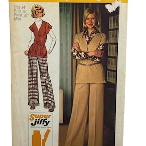Puede incluir: Patrón de costura Simplicity vintage, talla 14, con dos diseños de moda femenina. El patrón incluye un top con cintura anudada y pantalones acampanados, y un traje a juego. El patrón está etiquetado como "Super Jiffy" para coser fácilmente.