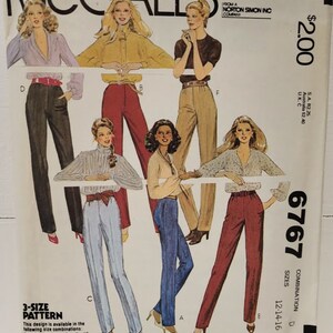 Puede incluir: Patrón de costura McCall's número 6767 para pantalones en tallas 12-14-16. El patrón incluye seis estilos diferentes de pantalones, incluyendo estilos de pierna ancha, bota y pierna recta. El patrón es para un patrón de 3 tallas, con tallas 6-8-10, 8-10-12, 10-12-14, 12-14-16, 14-16-18 y 16-18-20.