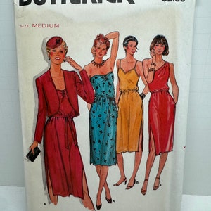 Könnte beinhalten: Vintage Butterick Schnittmuster, Größe Medium, mit Illustrationen von vier Kleiderdesigns. Das Cover zeigt ein rotes Kleid mit passender Jacke, ein blaues Blumen-Tube-Kleid, ein gelbes Spaghettiträgerkleid und ein rotes One-Shoulder-Kleid.