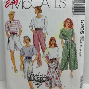 Peut inclure: Enveloppe de patron de couture McCall's avec des illustrations de modèles de mode féminine. Les modèles comprennent des shorts, des pantalons, des jupes et une combinaison. L'enveloppe porte les mentions "Easy McCall's" et "Fashion Basics". La taille du patron est B (8,10,12).