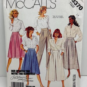 Pode incluir: Um padrão de costura vintage da McCall's com ilustrações de designs de roupas femininas. O padrão inclui saias, blusas e calças. O texto no padrão diz "OUR UPDATED TRIO" e "FOCUS ON OVERLOCK (SERGER) SEWING".