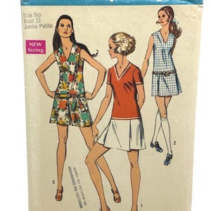 Puede incluir: Patrón de costura Simplicity vintage, número 3657, con ilustraciones de tres mujeres con atuendos de los años 70. El patrón incluye una talla 9jp y contorno de busto 33. La portada es azul y blanca.