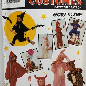 Puede incluir: Un patrón de costura Simplicity para disfraces de niños. El patrón incluye siete disfraces diferentes: una bruja, un conejito, un diablo, un payaso, un conejito, un tigre y un jugador de fútbol. El patrón es fácil de coser e incluye instrucciones para cada disfraz.