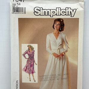 Pode incluir: Padrão de costura Simplicity número 7847 para um vestido comprido branco com um laço na cintura. O padrão é para o tamanho 14, tamanho europeu 42. O padrão inclui instruções para fazer o vestido.