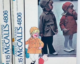 Puede incluir: Dos patrones de costura para abrigos y sombreros para niños pequeños. Los patrones son de McCall's y están numerados 4806. Los patrones tienen un precio de 1,15 $ cada uno. Los patrones presentan ilustraciones de niños que llevan los abrigos y los sombreros.