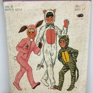 Puede incluir: Un patrón de costura vintage Simplicity para disfraces de niños. El patrón incluye instrucciones para hacer un disfraz de conejo, gato y tigre. El patrón es de talla 10 para niños y niñas. El patrón se titula "Simple-to-Sew".