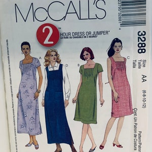 Könnte beinhalten: Nähmuster McCall's Nummer 3288 für ein 2-Stunden-Kleid oder einen Jumper. Das Muster enthält drei verschiedene Stile: ein Kleid mit Blumenmuster, einen blauen Jeans-Jumper und ein rot-weiß kariertes Kleid. Das Muster ist für die Größen AA (6-8-10-12).