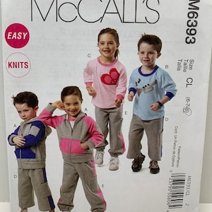 Op de afbeelding: Naai-patroon voor kinderkleding van breiwerk. Het patroon bevat instructies voor het maken van een shirt met lange mouwen en een broek. Het patroon is voor maten 6-7-8. Het patroon is van McCall's en het patroonnummer is M6393.