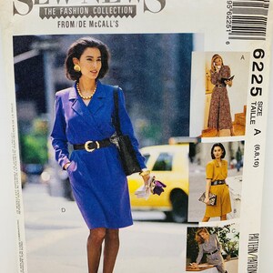 Peut inclure: Patron de couture Sew News 6225, taille A (6, 8, 10), présentant trois styles de robes différents. La première robe est une robe bleue avec un col et une ceinture. La deuxième robe est une robe jaune avec un col et une ceinture. La troisième robe est une combinaison grise avec un col et une ceinture.