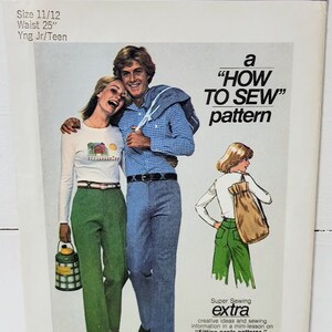 Peut inclure: Un patron de couture Simplicity vintage avec le titre "Comment coudre". Le patron est pour une jeune fille ou une adolescente et comprend des instructions pour la confection de pantalons. La couverture du patron présente un couple portant un jean et un pantalon vert, et une femme portant un pantalon vert et un sac.