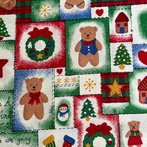 以下が含まれることがあります： クリスマスをテーマにした様々なイラストが描かれたパッチワークデザインの白い生地。生地には、クマ、リース、ジンジャーブレッドマン、クリスマスツリー、家、星、雪の結晶などが描かれています。生地は赤、緑、青、白です。