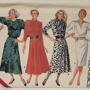 Puede incluir: Un patrón de costura para cinco vestidos diferentes. Los vestidos son de varios colores y patrones, incluyendo amarillo, verde, rojo, blanco y negro, y azul y blanco. El patrón es para las tallas 12-14-16. El texto en el patrón dice "Butterick Classics 4364 Pattern/Patron Size/Talle (12-14-16) Yes! It's Easy!/Oui! C'est Facile"