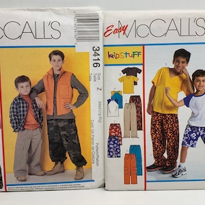 Puede incluir: Dos paquetes de patrones de costura McCall's para ropa de niños. El paquete de la izquierda es para un chaleco, una camisa y un pantalón. El paquete de la derecha es para una camiseta y un pantalón. Ambos paquetes son para las tallas Mediana, Grande y Extra Grande.