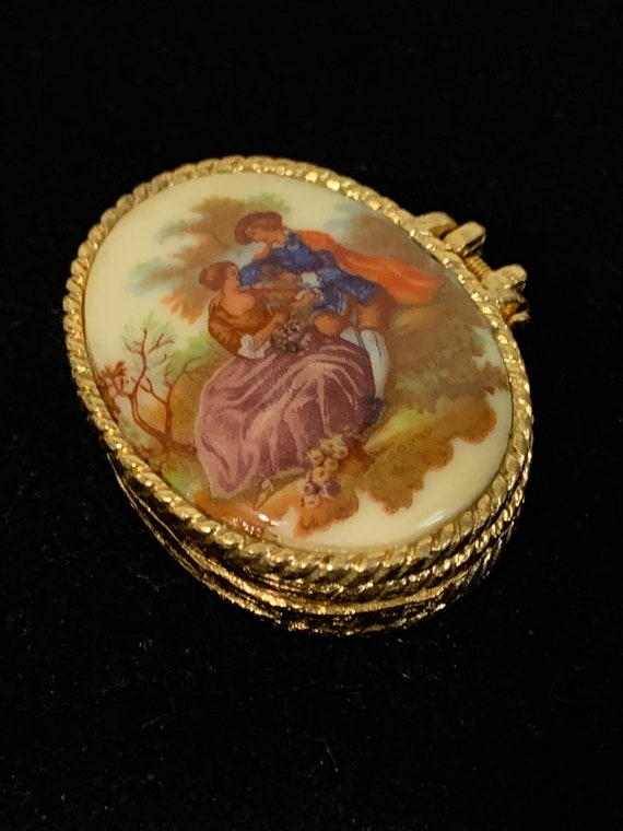 Vintage Pill Box Courting Couple Gold Tone Spring 