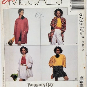 Pode incluir: Um padrão de costura para uma jaqueta e uma saia para mulher. O padrão é da McCall's e faz parte da coleção Woman's Day. O padrão está disponível nos tamanhos 8, 10 e 12.