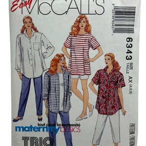 Pode incluir: Um padrão de costura para roupas de maternidade. O padrão inclui três estilos diferentes de blusas: uma camisa com botões, uma camiseta listrada e uma camisa estampada. O padrão é para os tamanhos AX (4, 6, 8). O padrão se chama "Maternity Basics Trio" e é da McCall's.
