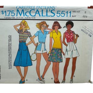 Puede incluir: Patrón de costura vintage McCall's 5511. El patrón presenta ilustraciones de cuatro conjuntos diferentes: un top a rayas con una falda azul, una camisa polo azul con pantalones cortos blancos, una camisa polo amarilla con una falda floral y una camisa floral roja con pantalones cortos blancos.