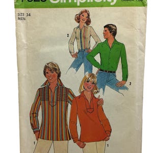 Può includere: Cartamodello Simplicity vintage 7823, taglia 34, con illustrazioni di camicie a righe e tinta unita. Il modello include istruzioni per tessuti a bordo a righe. La copertina ha uno schema di colori verde e bianco.