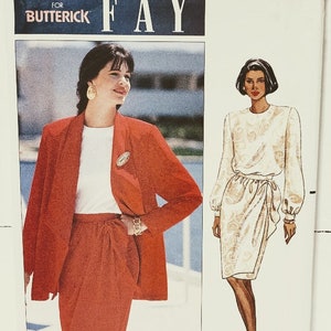 Puede incluir: Un patrón de costura para un traje de falda rojo y un vestido blanco con falda de envoltura. El patrón es de Leslie Fay para Butterick y es de talla 14-16-18. El número del patrón es 5063.