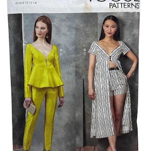Op de afbeelding: Vogue Patterns naaipatroon met twee damesmode-ontwerpen. Eén model draagt een gele broekpak met een peplumtop en een broek. Het andere model draagt een zwart-wit gestreepte romper met een vloeiende overlay.