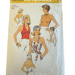 Op de afbeelding: Simplicity naaipatroon nummer 6358 voor een haltertop met drie verschillende stijlen. Het patroon is voor maat 8, borstomvang 31 1/2 inch, en is voor dames. Het patroon is geïllustreerd met drie verschillende modellen die de haltertop in verschillende kleuren en patronen dragen.