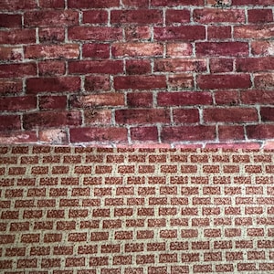 Puede incluir: Primer plano de una pared de ladrillo con un esquema de color rojo y marrón. Los ladrillos están dispuestos en un patrón escalonado y la argamasa es de color gris claro.