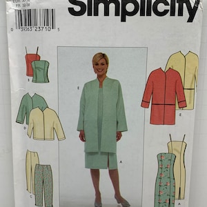Peut inclure: Patron de couture Simplicity numéro 9067 pour les tailles DD 4, 6, 8, 10. Le patron comprend des instructions pour réaliser une robe, une veste et un haut. La robe a un corsage ajusté et une jupe avec une fente. La veste a un col et des manches longues. Le haut a un décolleté arrondi et est sans manches.