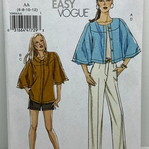 Puede incluir: Un patrón de costura para una blusa y pantalones para mujer. El patrón es para las tallas 6-8-10-12. El patrón se llama "Very Easy Vogue" y el número de patrón es V8404. El patrón muestra a una mujer usando una blusa azul claro con una blusa marrón y pantalones blancos.