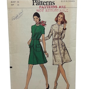 Puede incluir: Sobre de patrones Vogue vintage, con ilustraciones de dos vestidos. Uno es verde con bolsillos, el otro es un vestido claro texturizado. El sobre incluye detalles de tallas y el texto "PATTERNS ARE NOT RETURNABLE".