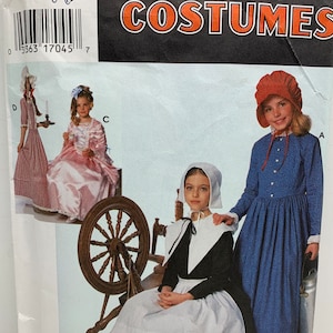 Puede incluir: Un patrón de costura Simplicity Costumes para tres trajes históricos diferentes. El patrón incluye un vestido colonial con un gorro blanco, un vestido de peregrina con un gorro blanco y un vestido colonial con un gorro rojo. El patrón es para las tallas A, S, M y L.